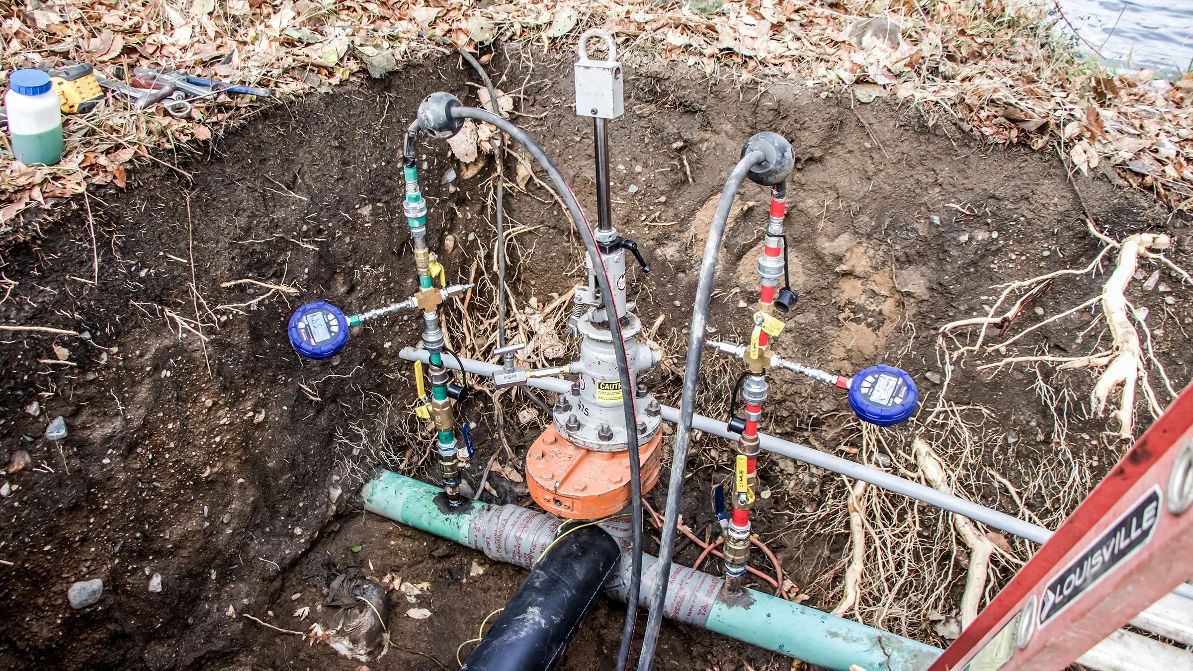 A cross gas compression installation in a small trench